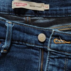 Levi's Mid-Rise Straight Jeans in Dark Blue Size 14